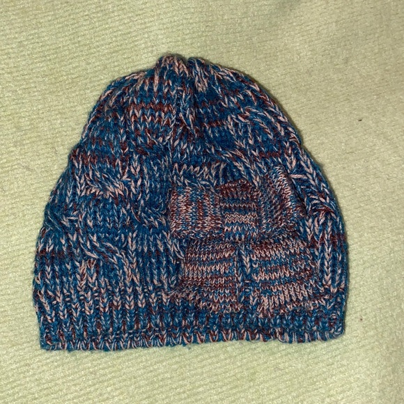 Fun beanie with a bow - Picture 1 of 2
